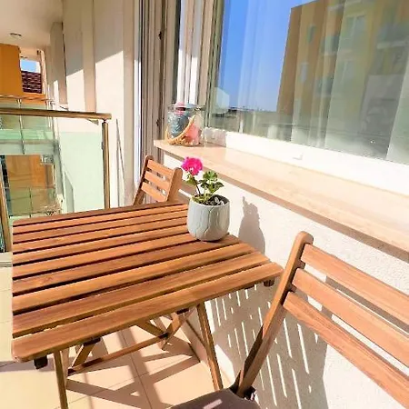 Happy Living W Balcony